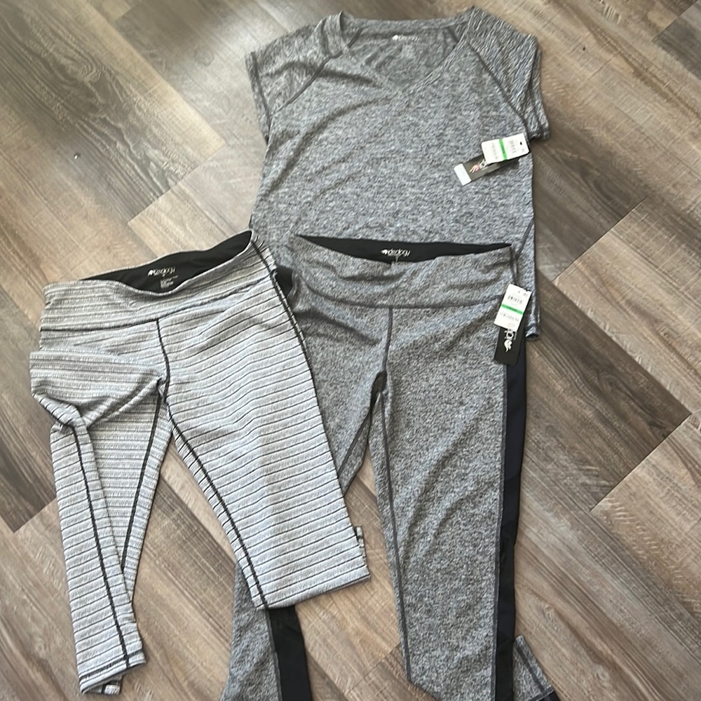 Women’s Large active 2 Piece set with additional leggings